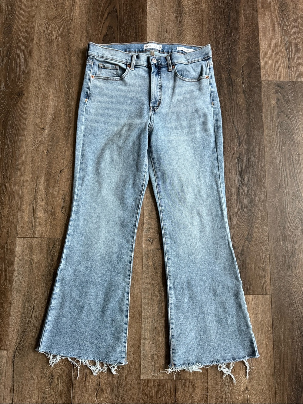 Jessica Simpson Light Wash Flare Jeans with Frayed Hem Women’s Size 8